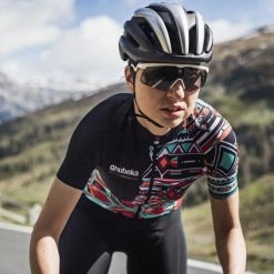 Assos UMA Bicycles Change Lives Jersey 29 Assos UMA Bicycles Change Lives Jersey -Cykelsko Butik Assos UMA Bicycles Change Lives Jersey Jerseys Bicycles Change Live SS22 12 20 330 99 XS 12