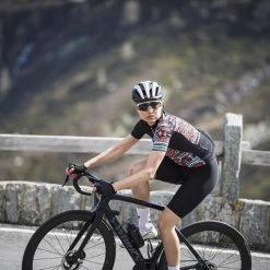 Assos UMA Bicycles Change Lives Jersey 26 Assos UMA Bicycles Change Lives Jersey -Cykelsko Butik Assos UMA Bicycles Change Lives Jersey Jerseys Bicycles Change Live SS22 12 20 330 99 XS 9