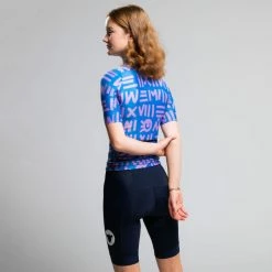 Black Sheep Cycling MR22 Women's Essentials TEAM SS Jersey 15 Black Sheep Cycling MR22 Women's Essentials TEAM SS Jersey -Cykelsko Butik Black Sheep Cycling MR22 Women s Essentials TEAM SS Jersey Jerseys Blue AW22 BS212224 2 BLU XS 4