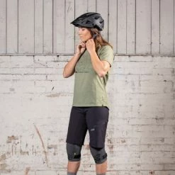 IXS Womens Flow Contour Tech Tee -Cykelsko Butik IXS Womens Flow Contour Tech Tee Jerseys Olive 2023 473 510 2650 172 34 2